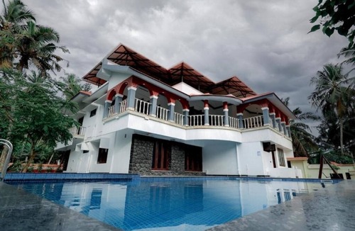 Poovar House | Ocean Queen Palace Poovar – Elegant Deluxe Queen Room