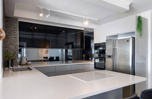 Main Beach Apartment | Ocean Sands Central Main Beach Apartment - CoastHM