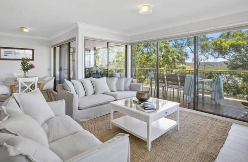 Macmasters Beach House | Ocean View on Beachview at Macs