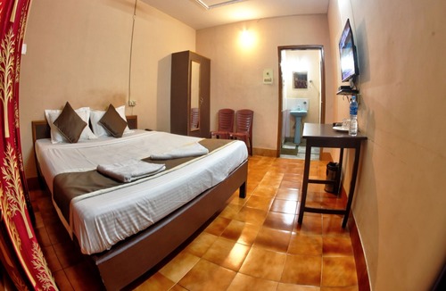 Khanapara Hotel | Om Shree Cottage