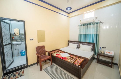 Faizabad Hotel | Omji Ashram- Char Bhuja Dham - 15min to Ram Temple