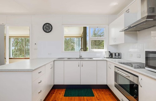 Vincentia House | On Collingwood Beach by Book Jervis Bay - ON THE Bikepath TO Husky