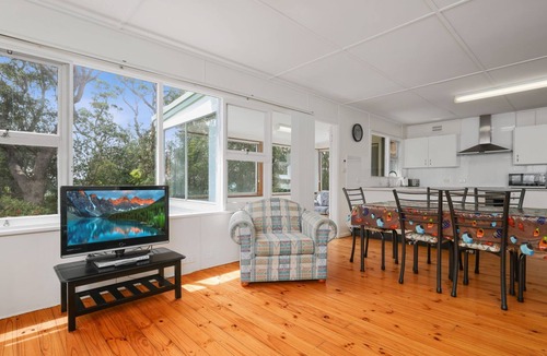 Vincentia Apartment | On Collingwood Beach by Book Jervis Bay - Upstairs Apartment