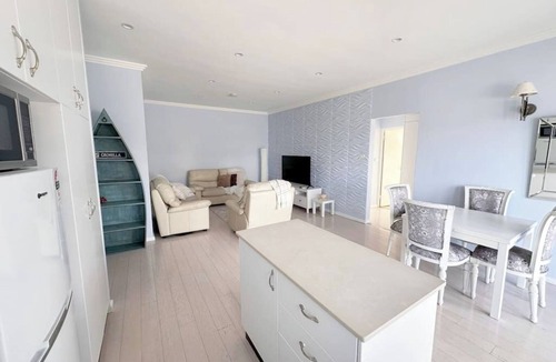 Cronulla Apartment | On The Esplanade sunny apt with a view