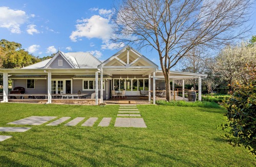 Arcadia Cottage | One Bedroom Studio with a Shared Pool