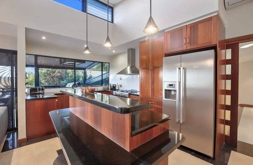 Mooloolah Valley House | Opulent Oasis: Exclusive Getaway for 9