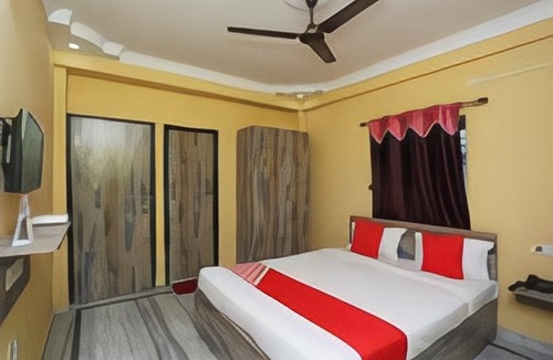 Kalighat Hotel | OYO 13039 Sradhanjali