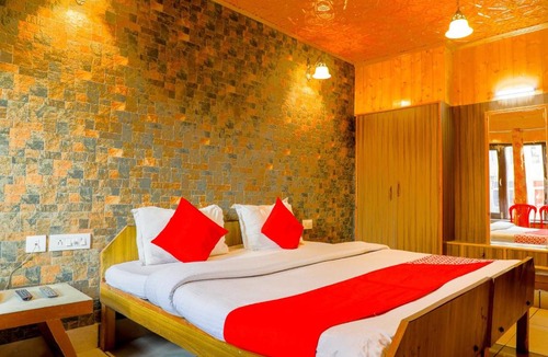 Srinagar Hotel | OYO 71293 Hotel Vikram