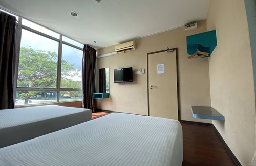 Ayer Hitam Hotel | OYO 89752 7 Days Express Hotel