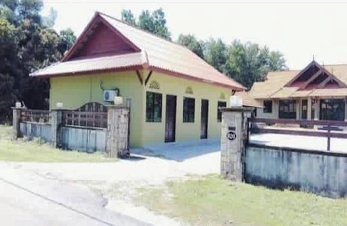 Kampong Raja Hotel | OYO Homes 90590 Mazhomestay