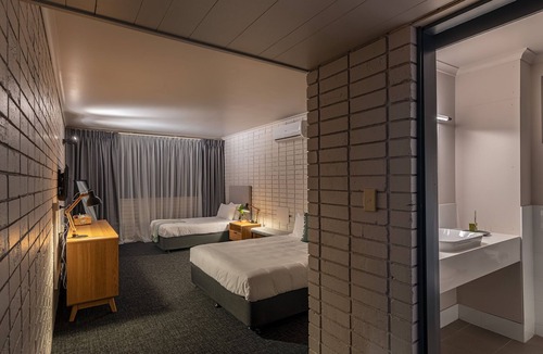 Greenacre Hotel | Palms Hotel Motel Chullora