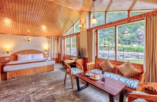 Manali Hotel | PARADISE - The Whitehouse Cafe
