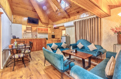 Manali Hotel | PARADISE - The Whitehouse Cafe