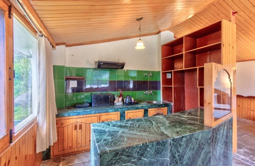 Manali Hotel | PARADISE - The Whitehouse Cafe