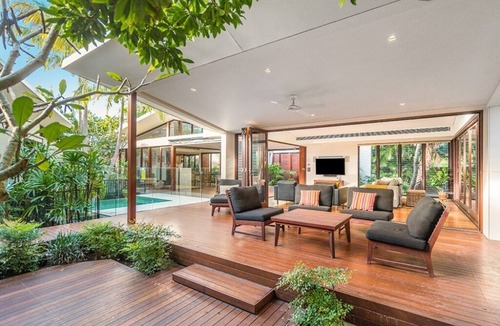 Broken Head House | Pavilion 4, beachside, walk 300m through the dunes to Broken Head Beach.