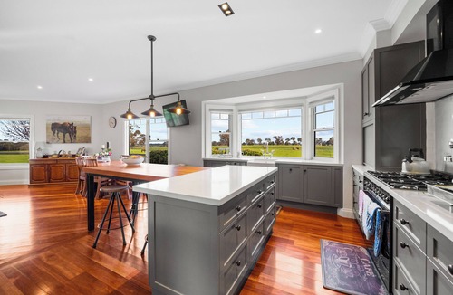 Dhurringile House | Peaceful Country Getaway Family friendly, fishing, rail trails & prospecting
