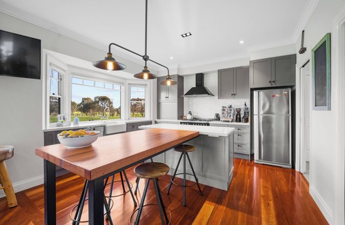 Dhurringile House | Peaceful Country Getaway Family friendly, fishing, rail trails & prospecting