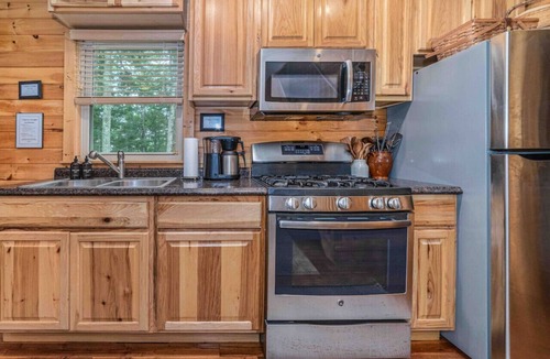Burks Fork Cabin | Peak Fall Experience -Cabin + Hot Tub Near Parkway