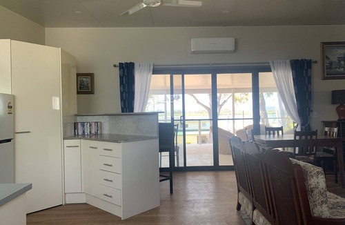 Brisbane Waterfront Apartment | Perulpa Bay Getaway – Magnificent Upstairs Unit, 50m from Wate