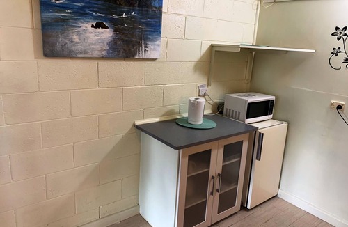 Strathmerton Hostel | Pet friendly - Cozy Country Motel Room near Murray