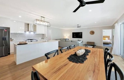 Point Vernon House | Pet friendly Hamptons style home. 3-minute walk to beach