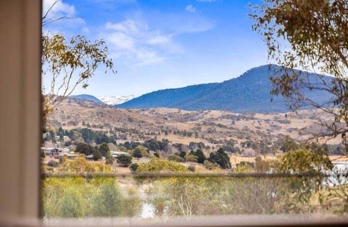 East Jindabyne House | Poet's Den, Stunning 4-Bedroom in Tyrolean Village, with double garage