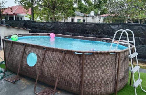 Taman Pantai Dickson Villa | Pool Bungalow (Purple & Green House)