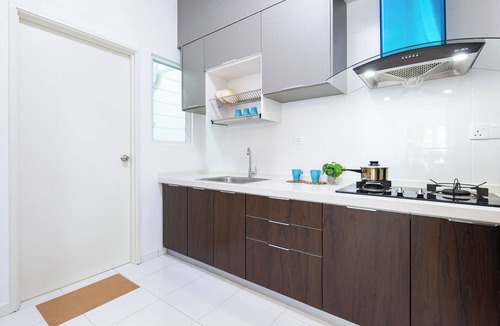 Seri Tanjung Pinang Condo | Pool View 3BR* Walk to SHOPS EAT * AC & Wi-Fi