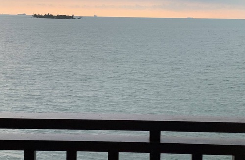 Taman Tun Sambanthan Ski Chalet | Port dickson full sea view lexis deluxe water chalet