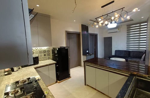 Allahabad Apartment | Premium 2BHK -AC-55” TV-Fridge-Mixer-Micro-Kitchen