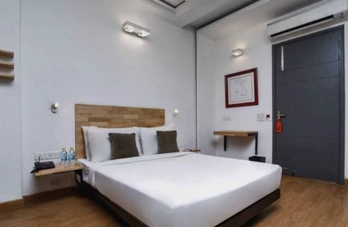 Gurugram Hotel | Prime Sector 49 Oasis: Secure, Amenities, Meals, Near Offices
