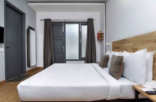 Gurugram Hotel | Prime Sector 49 Oasis: Secure, Amenities, Meals, Near Offices