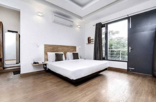 Gurugram Hotel | Prime Sector 49 Oasis: Secure, Amenities, Meals, Near Offices