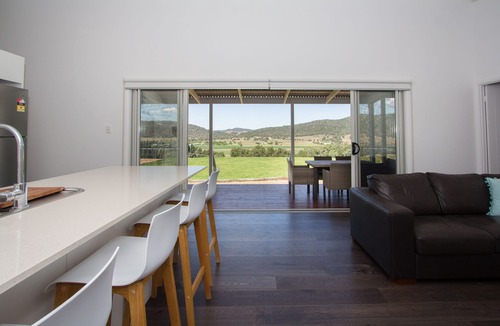 Burrundulla House | Private cottage with spectacular views