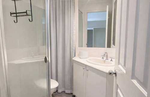 Kennington House | Private master bedroom with bathroom near town.