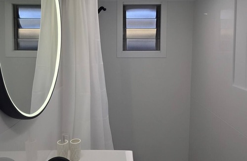 Bathurst Apartment | Private One-Bedroom Studio with Ensuite & Kitchenette – Near Hospital