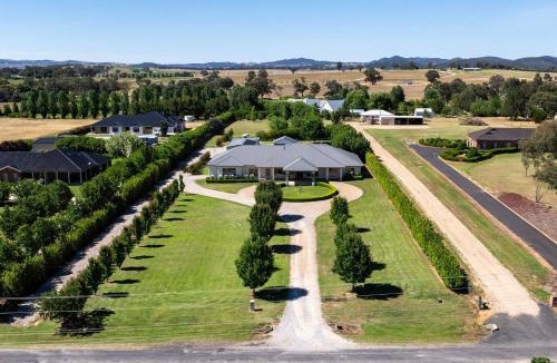 Central Mudgee House | Putta Bucca Manor - Poised Poolside Country Living