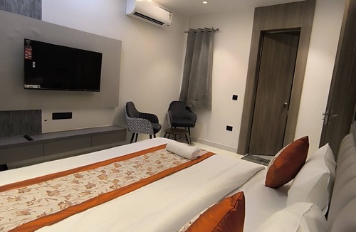 Safdarjung Enclave Hotel | Qotel Comfort Veer Palace Green Park
