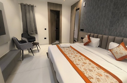 Safdarjung Enclave Hotel | Qotel Comfort Veer Palace Green Park