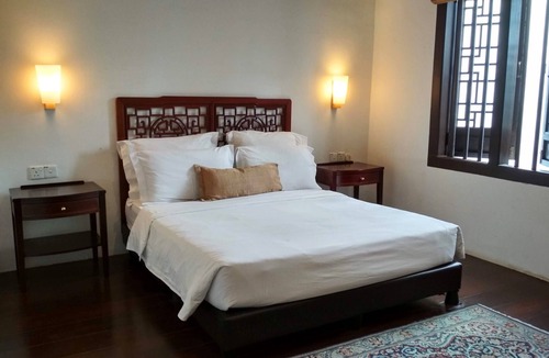 Bandar Melaka House | Queen Bed Room with Private Bathroom and AC, 3 mins walk to Jonker Street