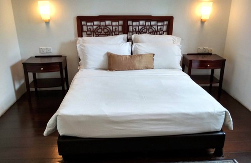 Bandar Melaka House | Queen Bed Room with Private Bathroom and AC, 3 mins walk to Jonker Street