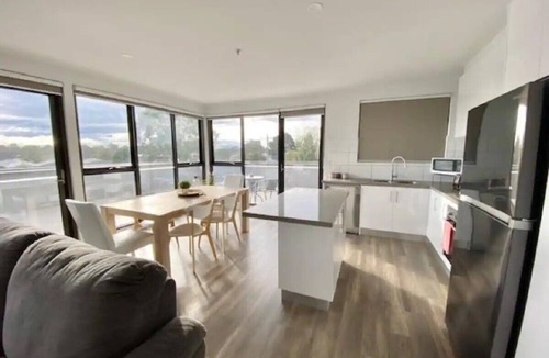 Heidelberg West Apartment | Quiet, Clean, Penthouse top floor, La Trobe University, Austin, Mercy Hospital