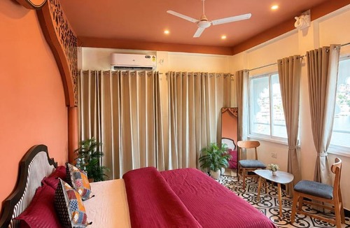 Udaipur Hotel | Raahgir LakeView Hostel