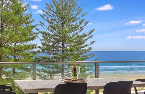 Coolangatta Apartment | Rainbow Pacific Unit 20- Lovely Beachfront unit in Rainbow Bay Coolangatta with Wi-Fi Included