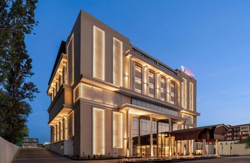Rajbagh Hotel | Ramada Encore by Wyndham Rajbagh Srinagar