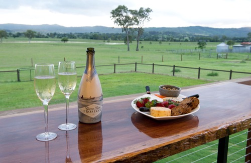 Tamrookum Cottage | Recently renovated cottage, enjoy a bath with a view