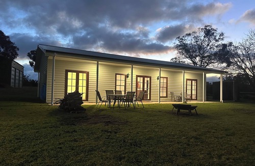 Evans Plains House | Red Hill Farmstay Bathurst, 3BR Country Stay, only minutes to CBD. Sleeps 8
