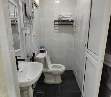 Kampung Penarik Hotel | Reds Roomstay Pantai Penarik 2
