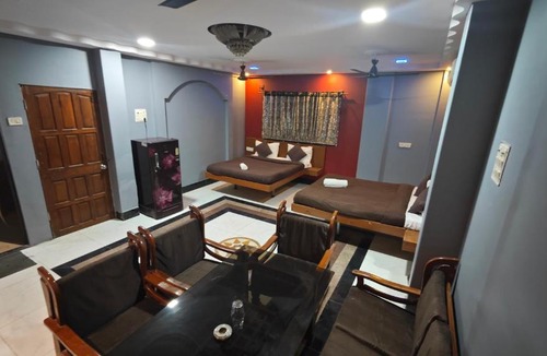 Panvel Bed & Breakfast | Redwing Peaceful Studio