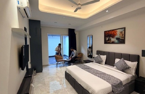 Sector 51 Hotel | Reebah Grande